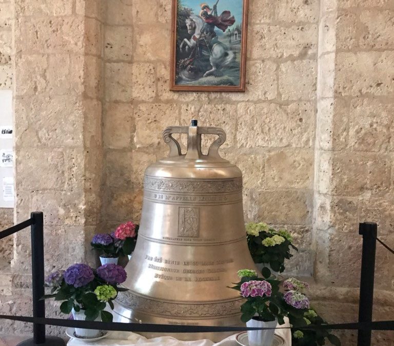 Eglise Saint-Georges-d’Oléron : une nouvelle cloche sonne à Pâques. 100% fret à la manœuvre !